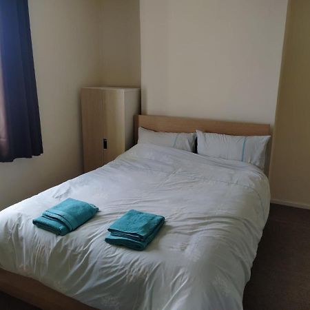 Self Catering 2 Bedroom Flat, Frequent Buses, 1-Minute Walk To Bus Stop, 20 Minutes To City Center Edinburgh Exterior photo