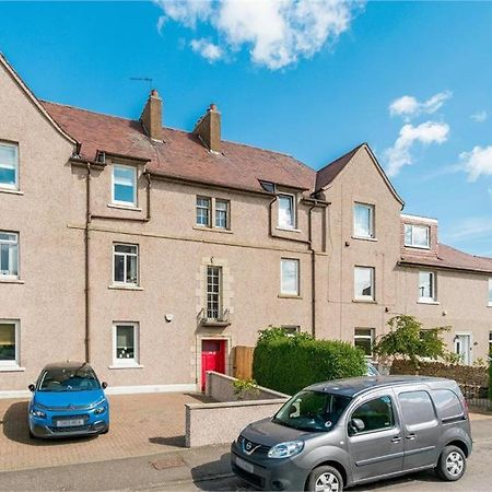 Self Catering 2 Bedroom Flat, Frequent Buses, 1-Minute Walk To Bus Stop, 20 Minutes To City Center Edinburgh Exterior photo