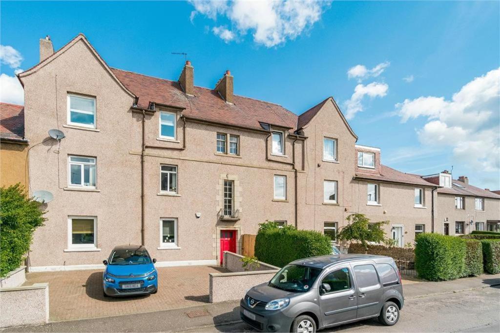Self Catering 2 Bedroom Flat, Frequent Buses, 1-Minute Walk To Bus Stop, 20 Minutes To City Center Edinburgh Exterior photo