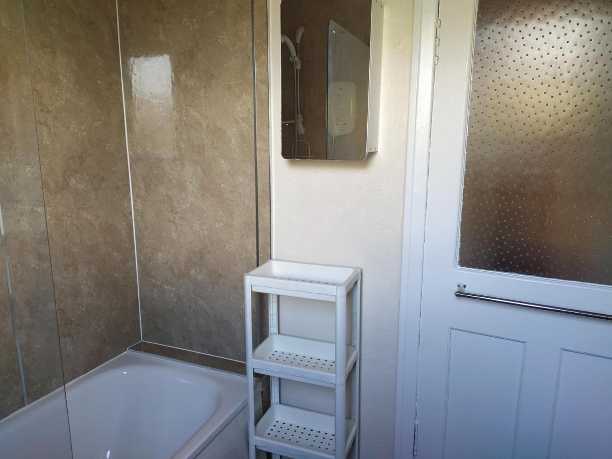 Self Catering 2 Bedroom Flat, Frequent Buses, 1-Minute Walk To Bus Stop, 20 Minutes To City Center Edinburgh Exterior photo