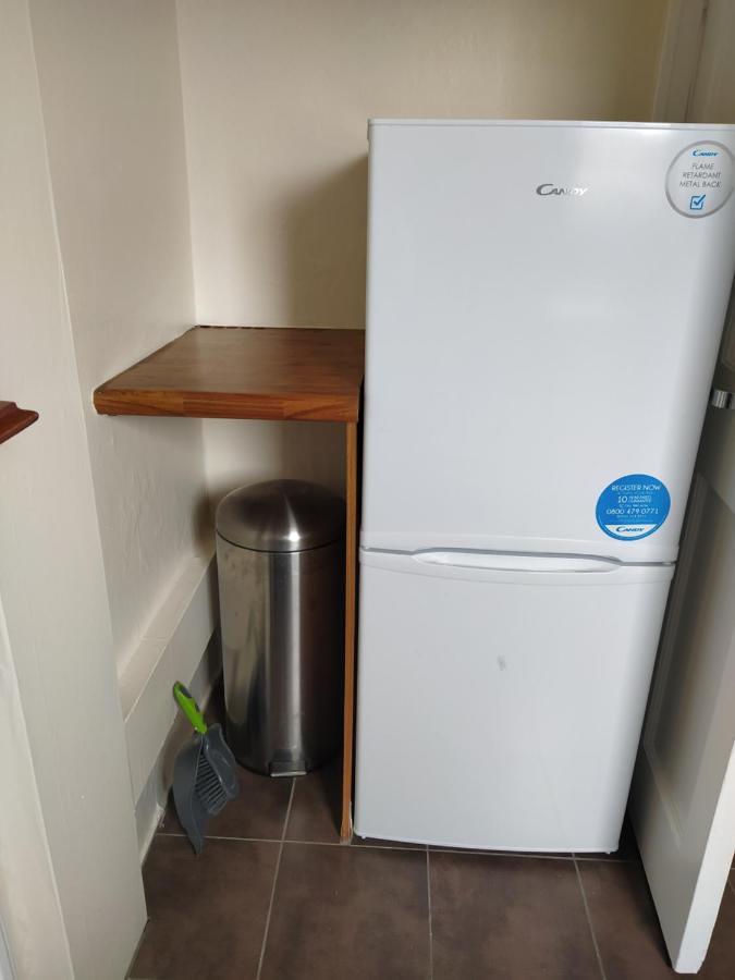 Self Catering 2 Bedroom Flat, Frequent Buses, 1-Minute Walk To Bus Stop, 20 Minutes To City Center Edinburgh Exterior photo